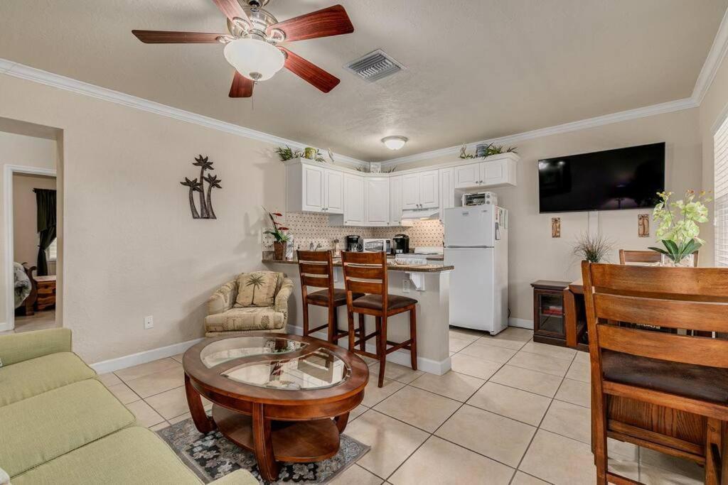 Walk To The Beach And Restaurants! - Coconut Villa'S Suite 2 St. Pete Beach Exterior photo