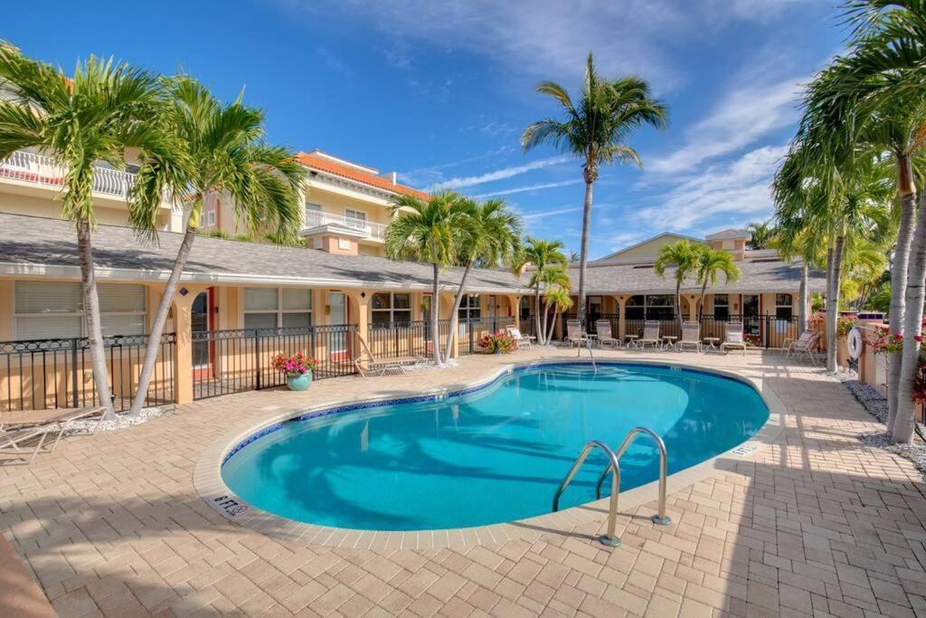 Walk To The Beach And Restaurants! - Coconut Villa'S Suite 2 St. Pete Beach Exterior photo